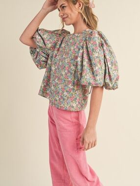 &Merci Top Multi Floral Puff Sleeve Tuff with Detailed Back